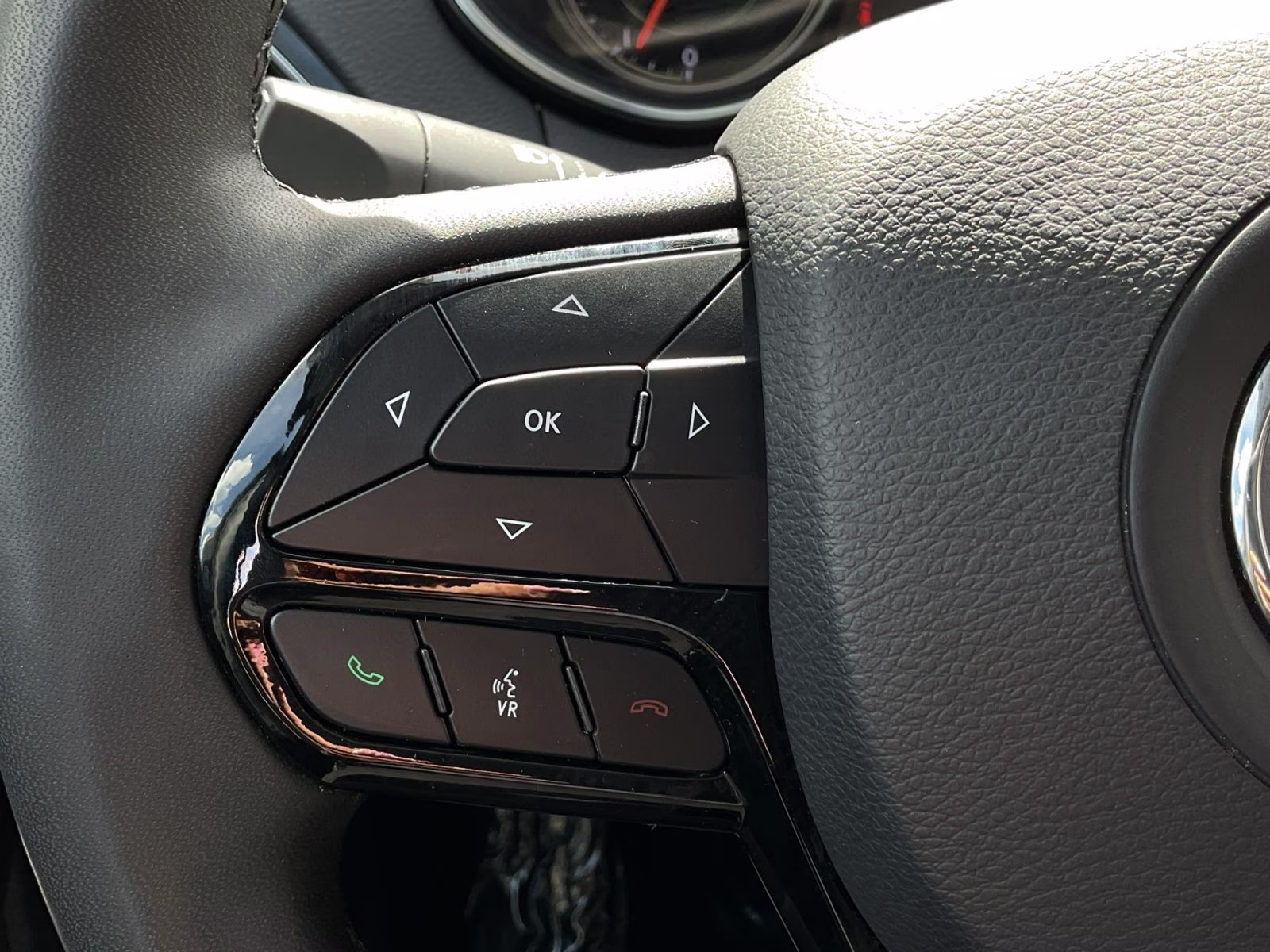 2023 Diamond Black Crystal Pearlcoat Jeep Cherokee Altitude 4X4 SUV