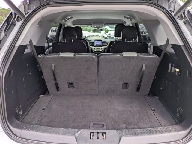 2021 Oxford White Ford Explorer XLT 4X4 SUV