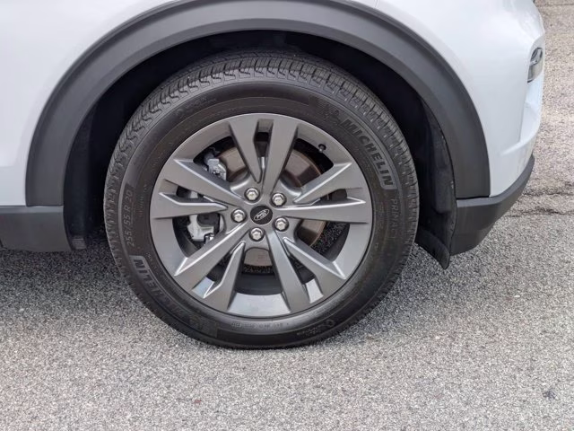 2021 Oxford White Ford Explorer XLT 4X4 SUV
