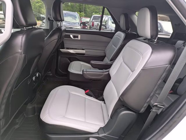 2021 Oxford White Ford Explorer XLT 4X4 SUV