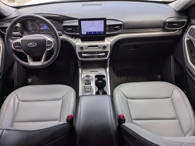2021 Oxford White Ford Explorer XLT 4X4 SUV