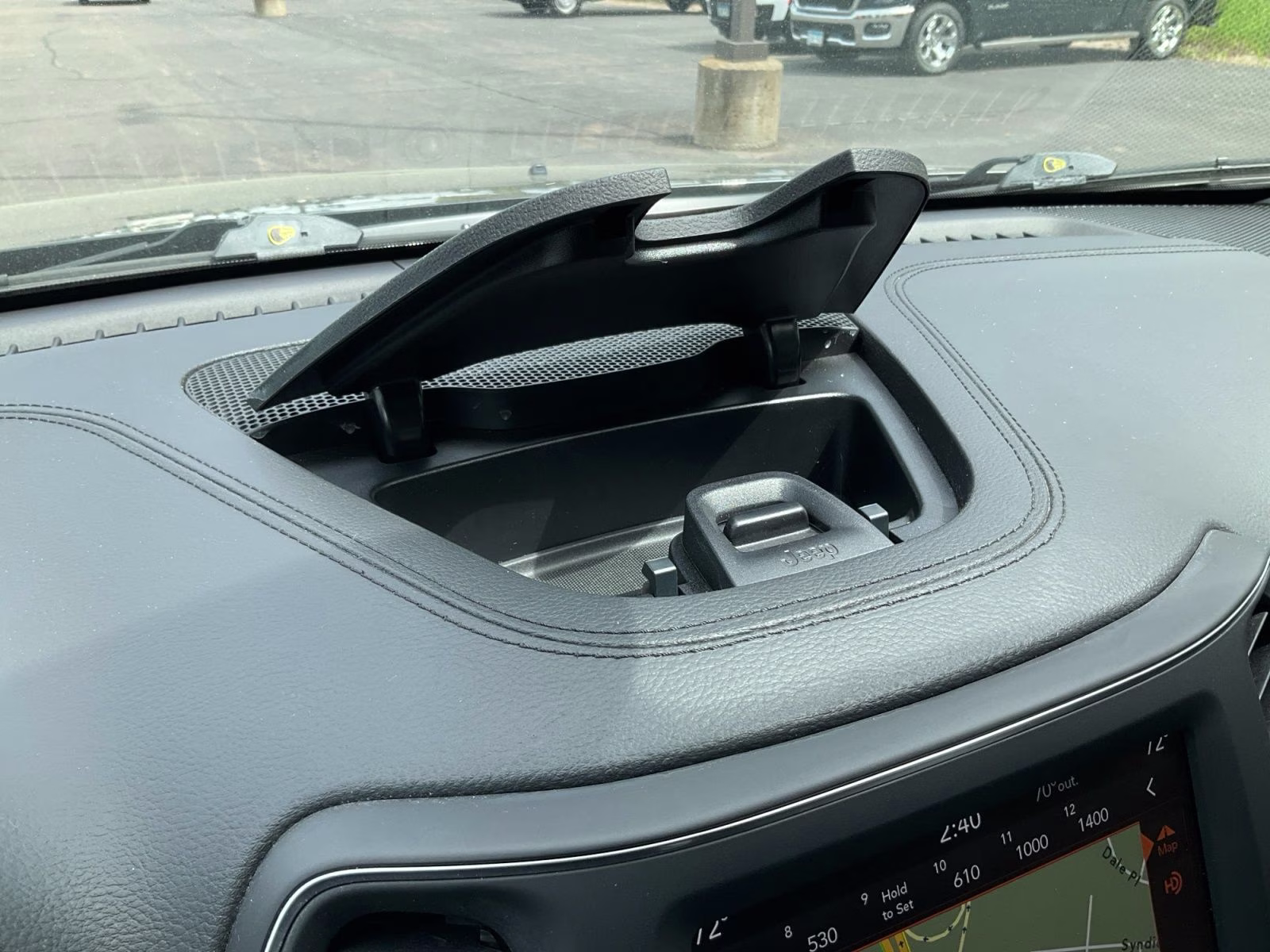 2023 Diamond Black Crystal Pearlcoat Jeep Cherokee Altitude 4X4 SUV