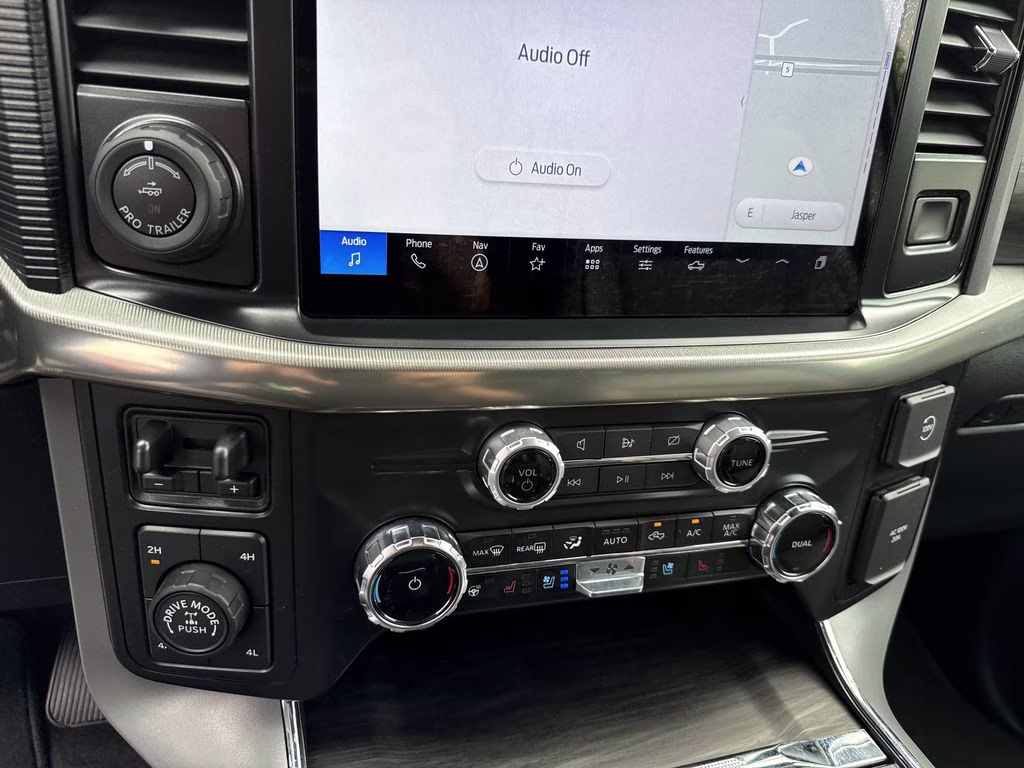 2024 Star White Metallic Tri-Coat Ford F-150 Lariat 4X4 Truck