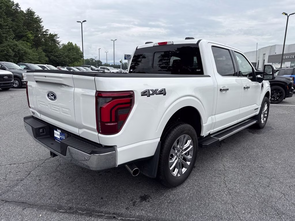 2024 Star White Metallic Tri-Coat Ford F-150 Lariat 4X4 Truck