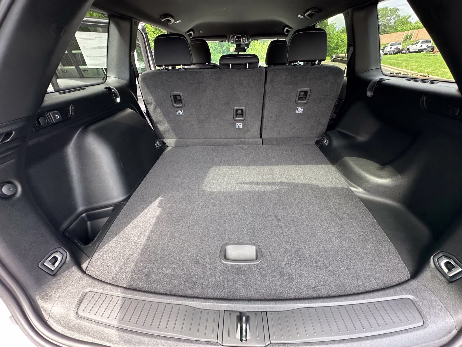 2026 Bright White Clearcoat Jeep Grand Cherokee Laredo 4X4 SUV