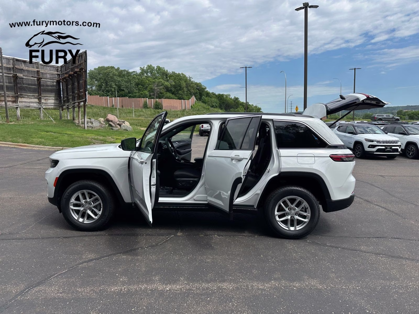 2026 Bright White Clearcoat Jeep Grand Cherokee Laredo 4X4 SUV