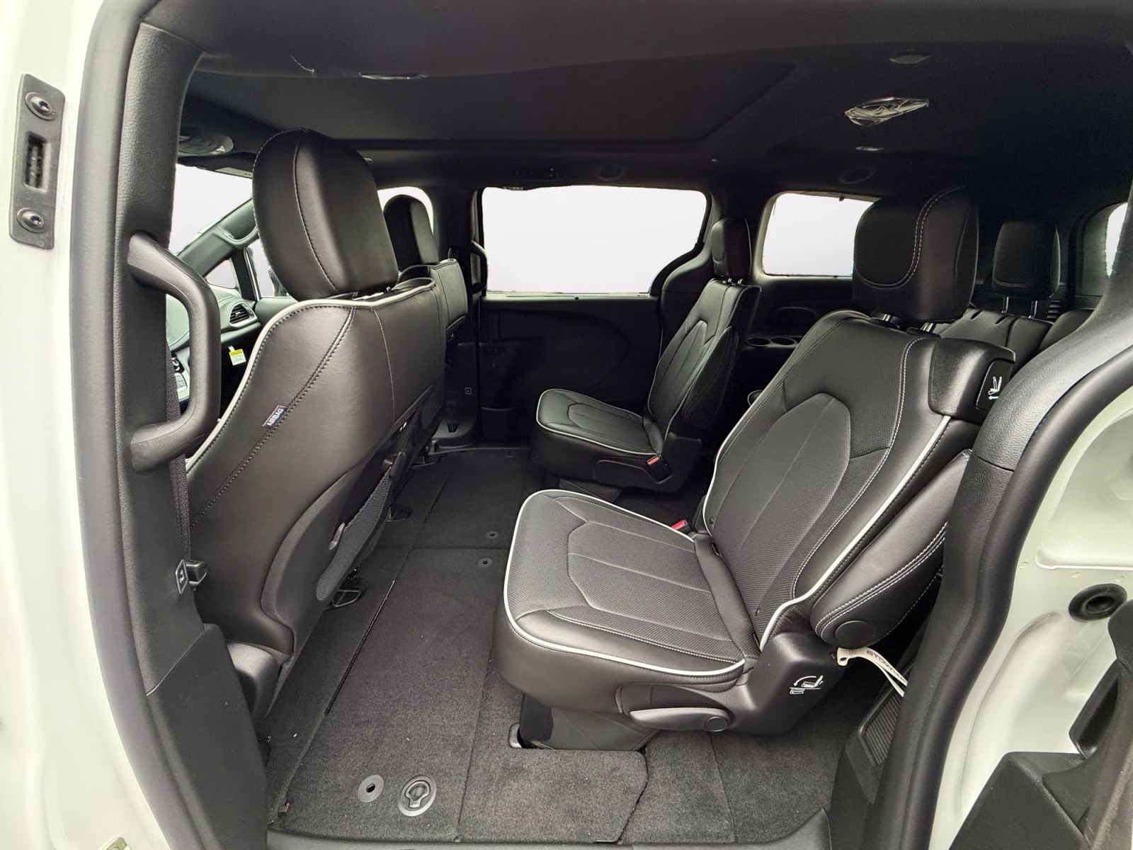 2027 Bright White Clearcoat Chrysler Pacifica Limited AWD Van