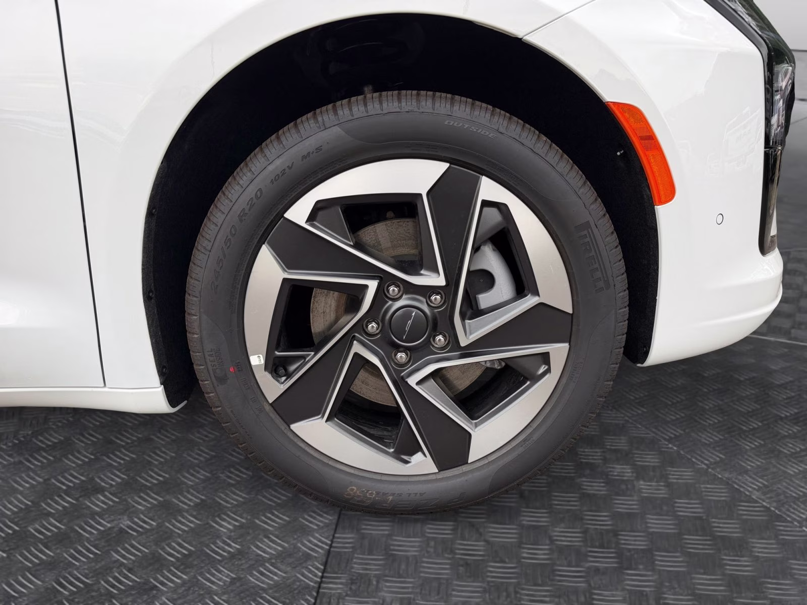 2027 Bright White Clearcoat Chrysler Pacifica Limited AWD Van