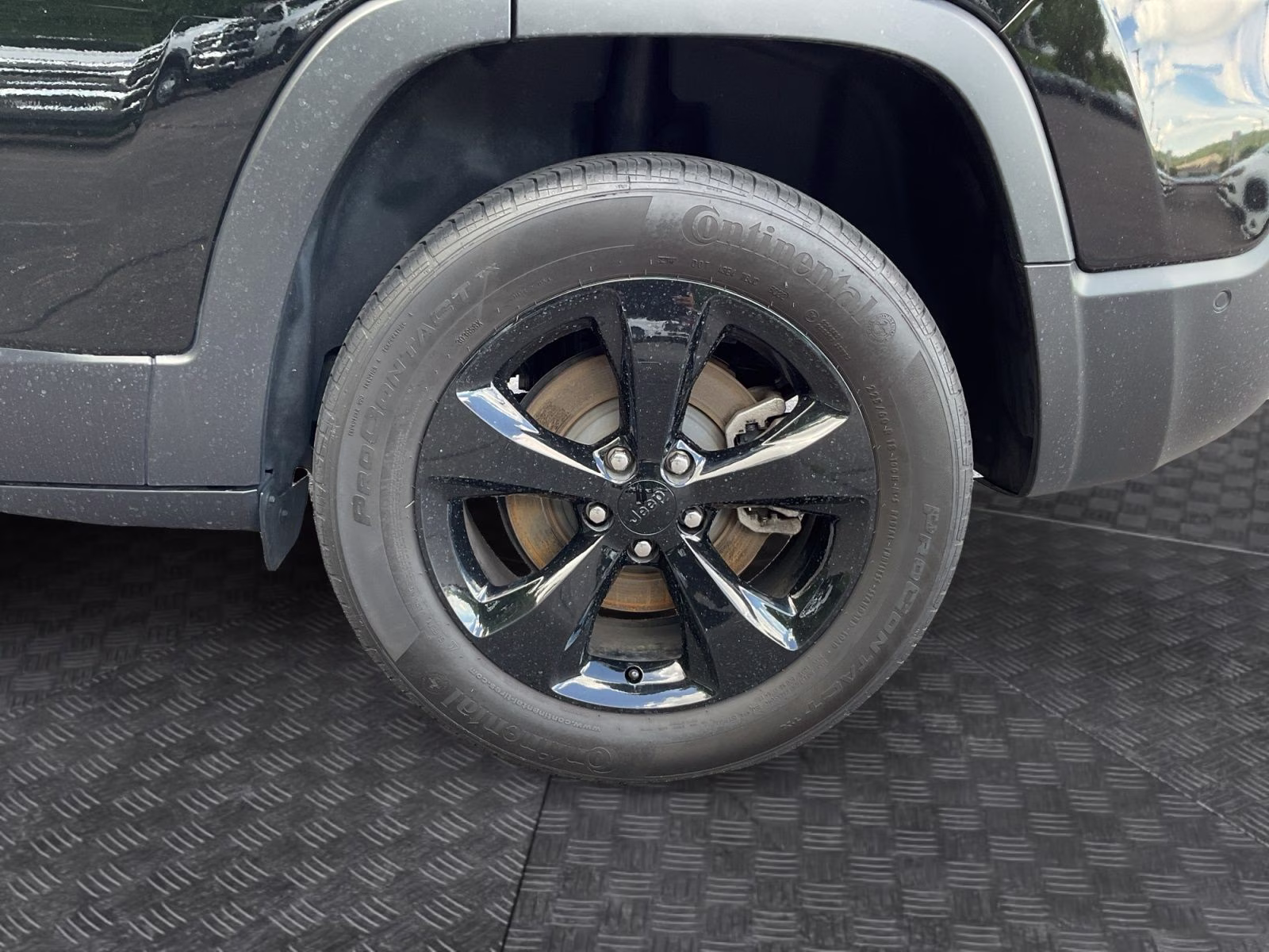 2023 Diamond Black Crystal Pearlcoat Jeep Cherokee Altitude 4X4 SUV