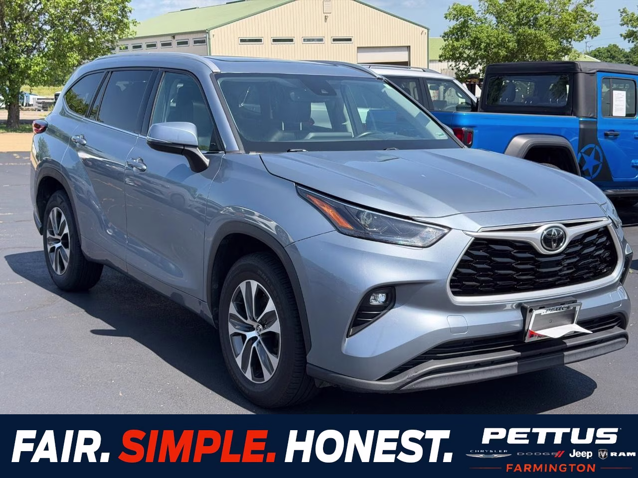 2022 Moon Dust Toyota Highlander XLE FWD SUV