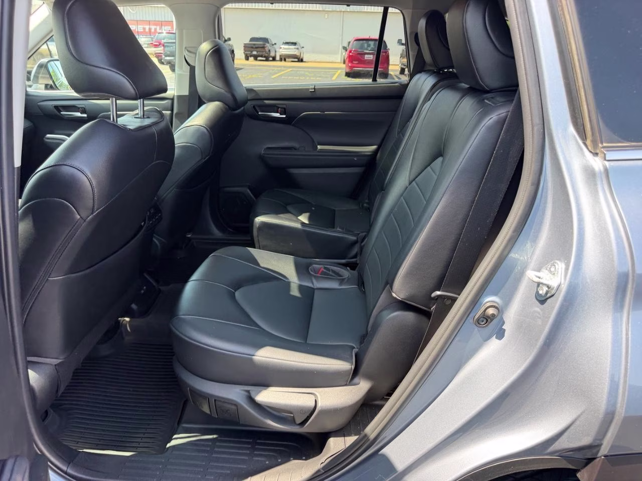 2022 Moon Dust Toyota Highlander XLE FWD SUV