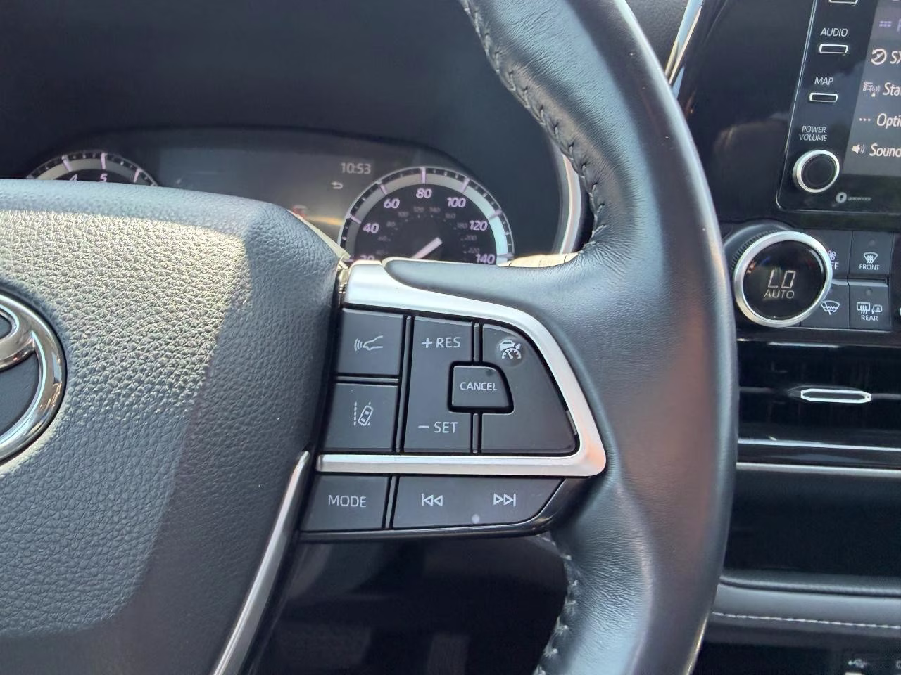 2022 Moon Dust Toyota Highlander XLE FWD SUV