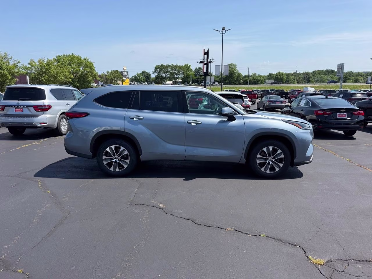 2022 Moon Dust Toyota Highlander XLE FWD SUV