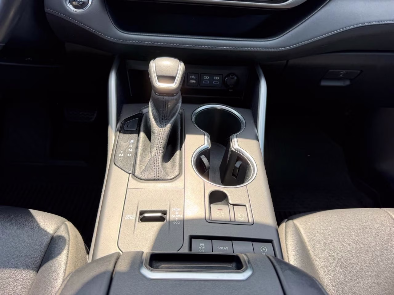 2022 Moon Dust Toyota Highlander XLE FWD SUV