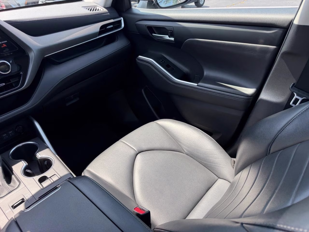 2022 Moon Dust Toyota Highlander XLE FWD SUV