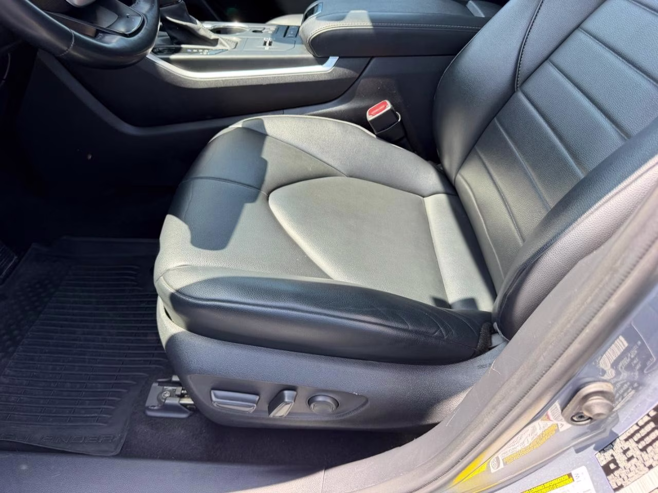 2022 Moon Dust Toyota Highlander XLE FWD SUV