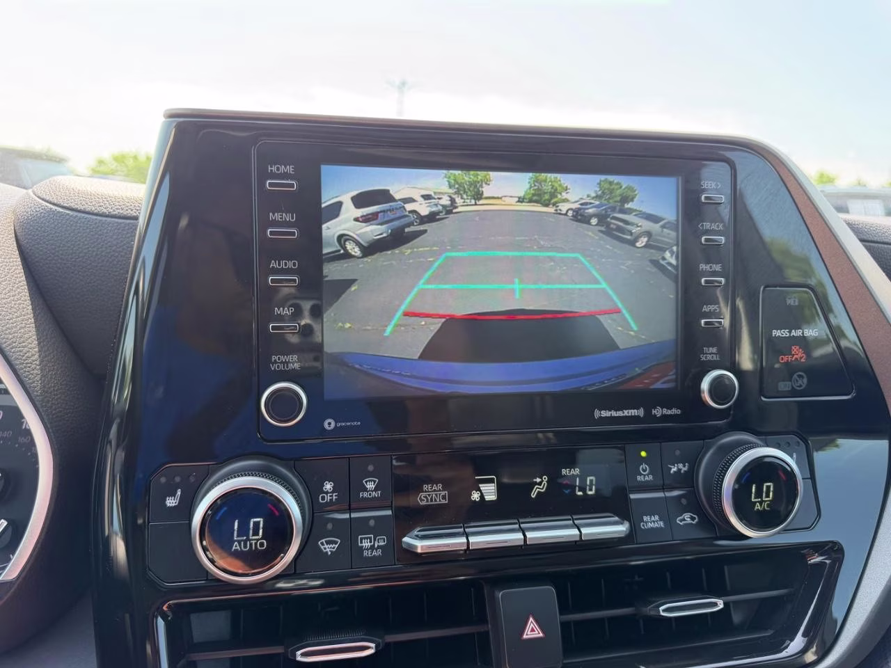 2022 Moon Dust Toyota Highlander XLE FWD SUV