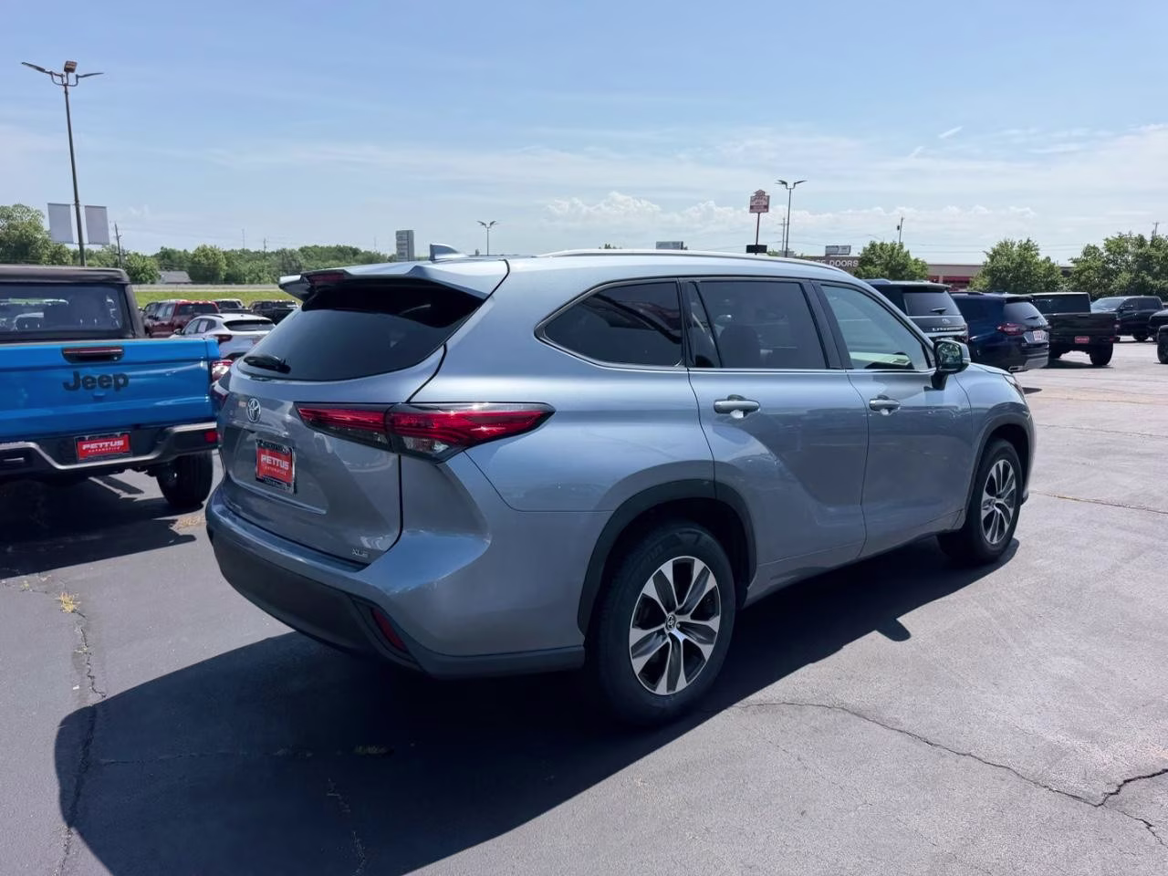 2022 Moon Dust Toyota Highlander XLE FWD SUV
