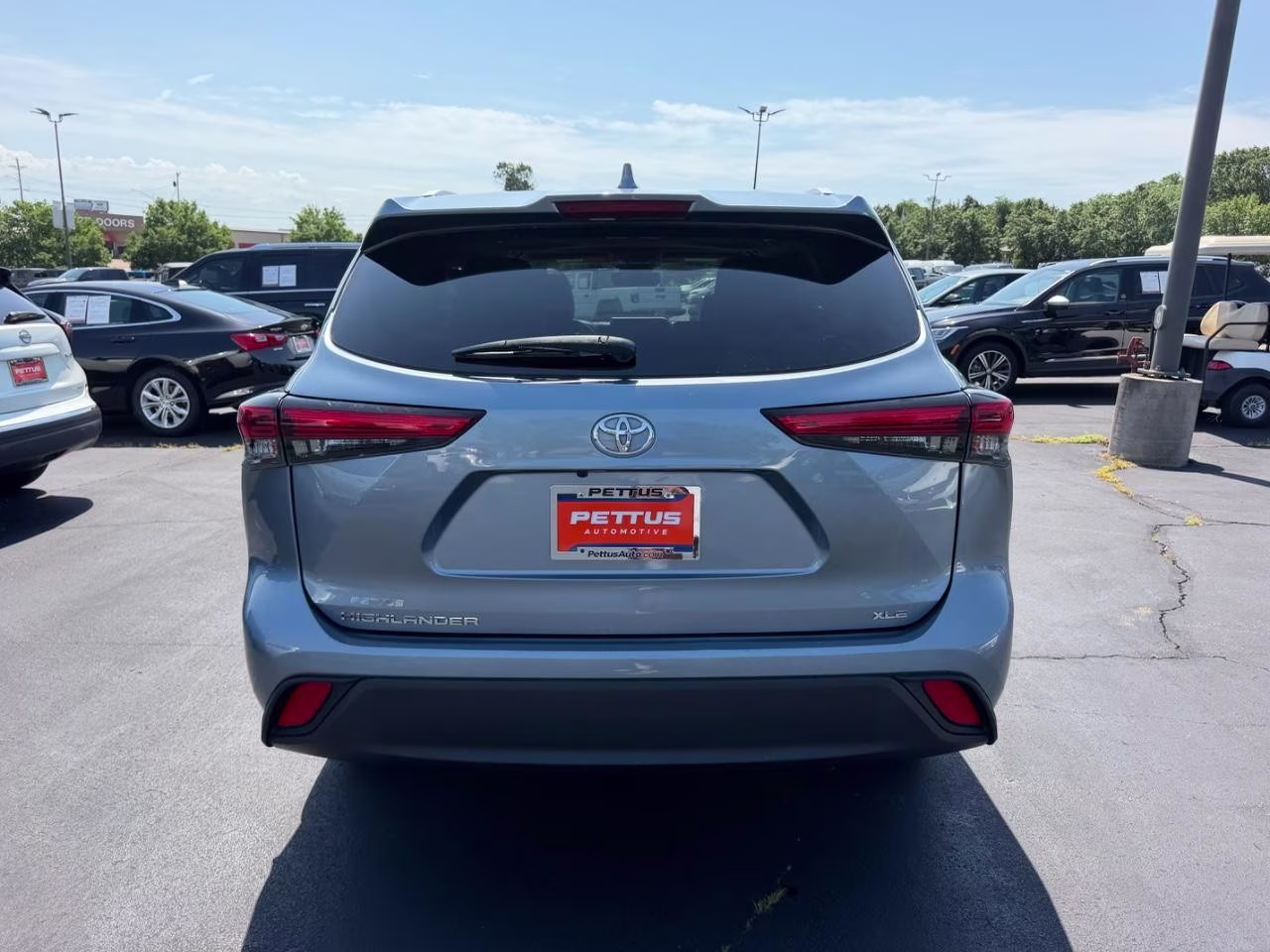 2022 Moon Dust Toyota Highlander XLE FWD SUV