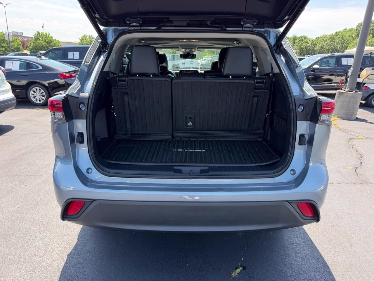 2022 Moon Dust Toyota Highlander XLE FWD SUV