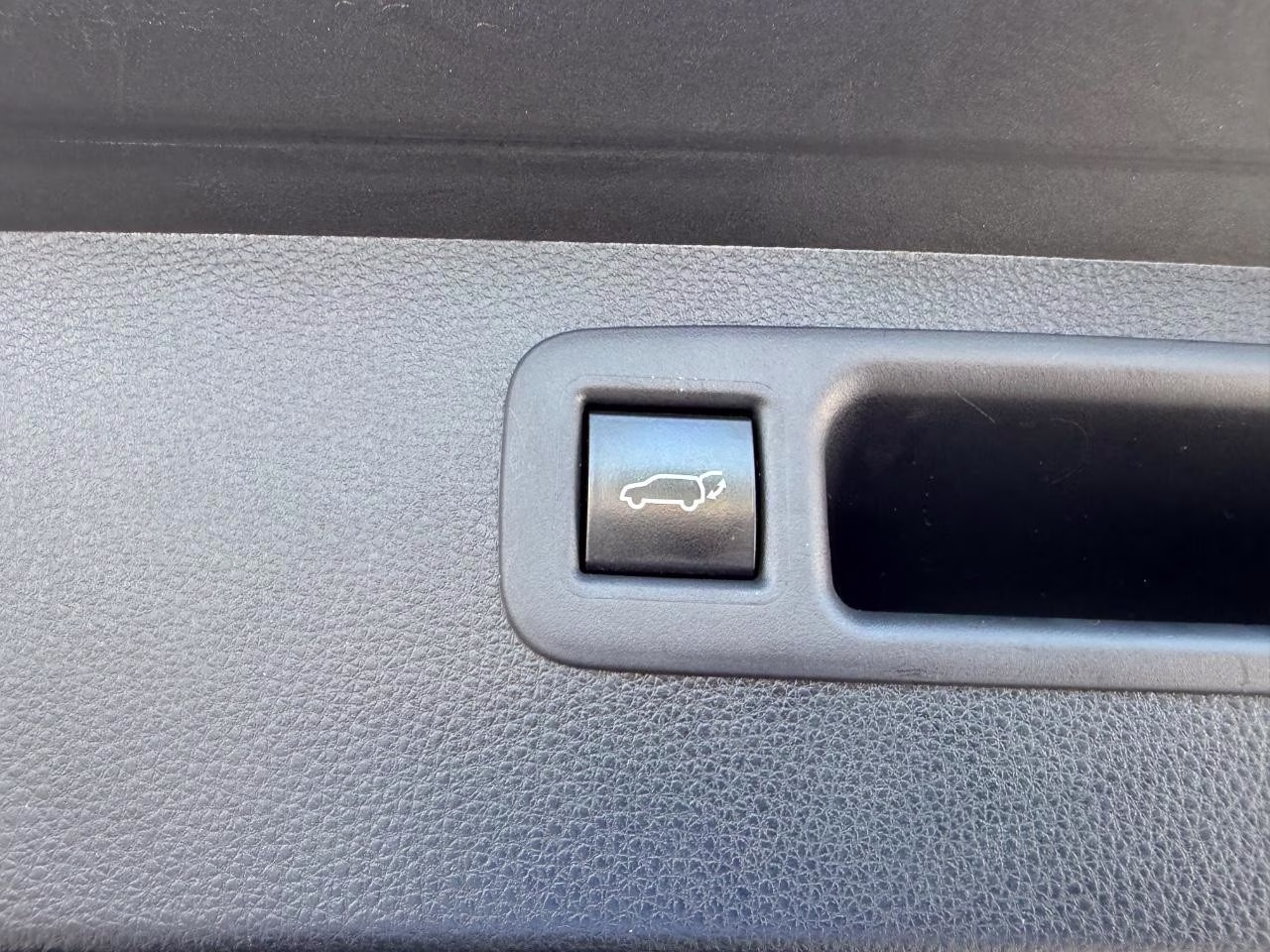 2022 Moon Dust Toyota Highlander XLE FWD SUV