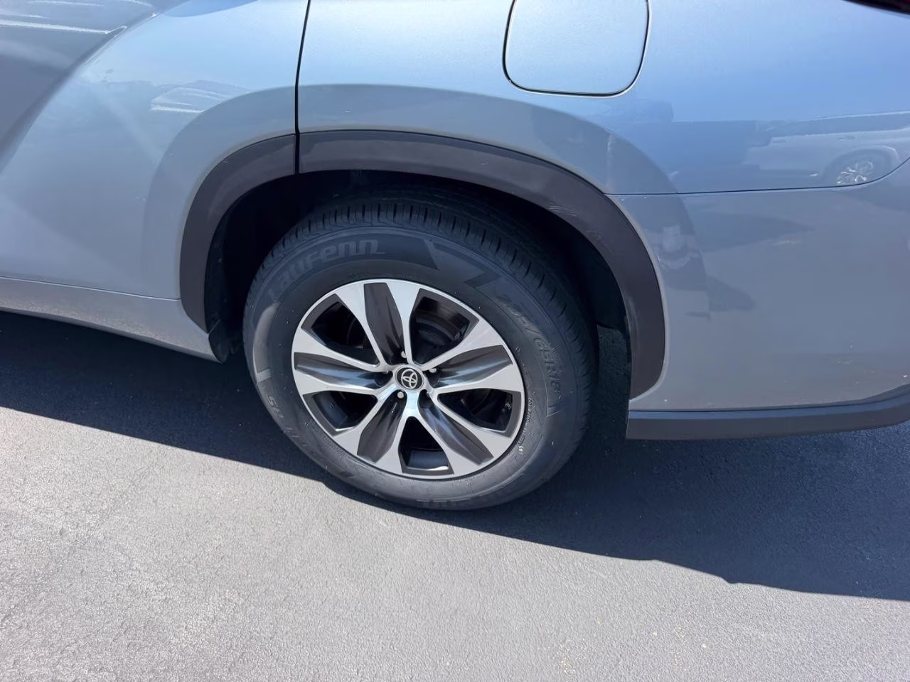 2022 Moon Dust Toyota Highlander XLE FWD SUV