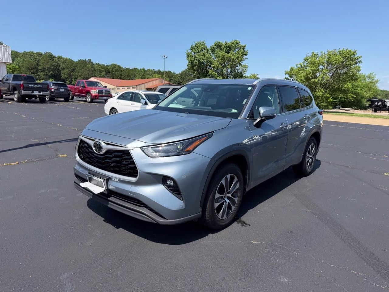 2022 Moon Dust Toyota Highlander XLE FWD SUV