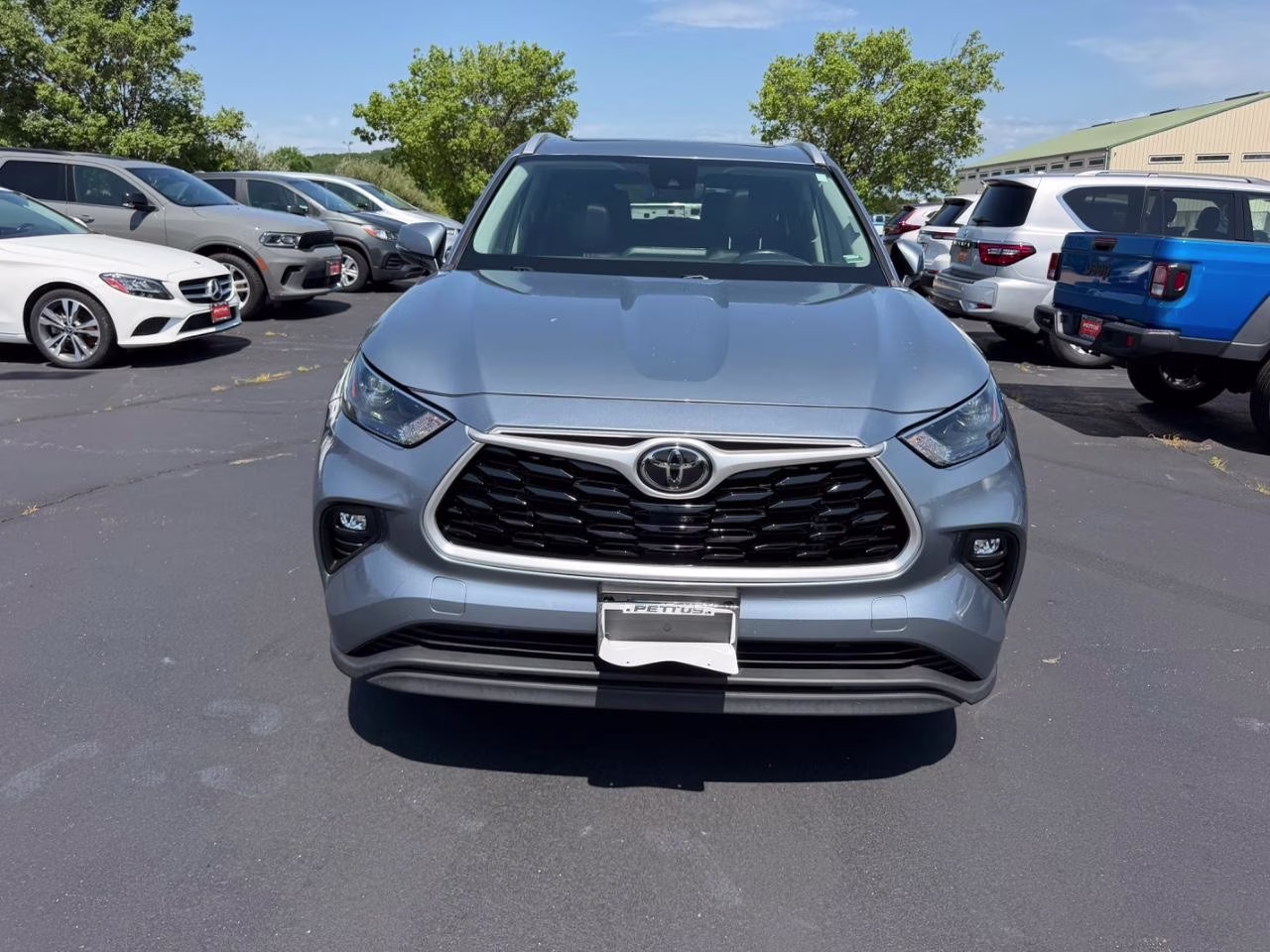 2022 Moon Dust Toyota Highlander XLE FWD SUV