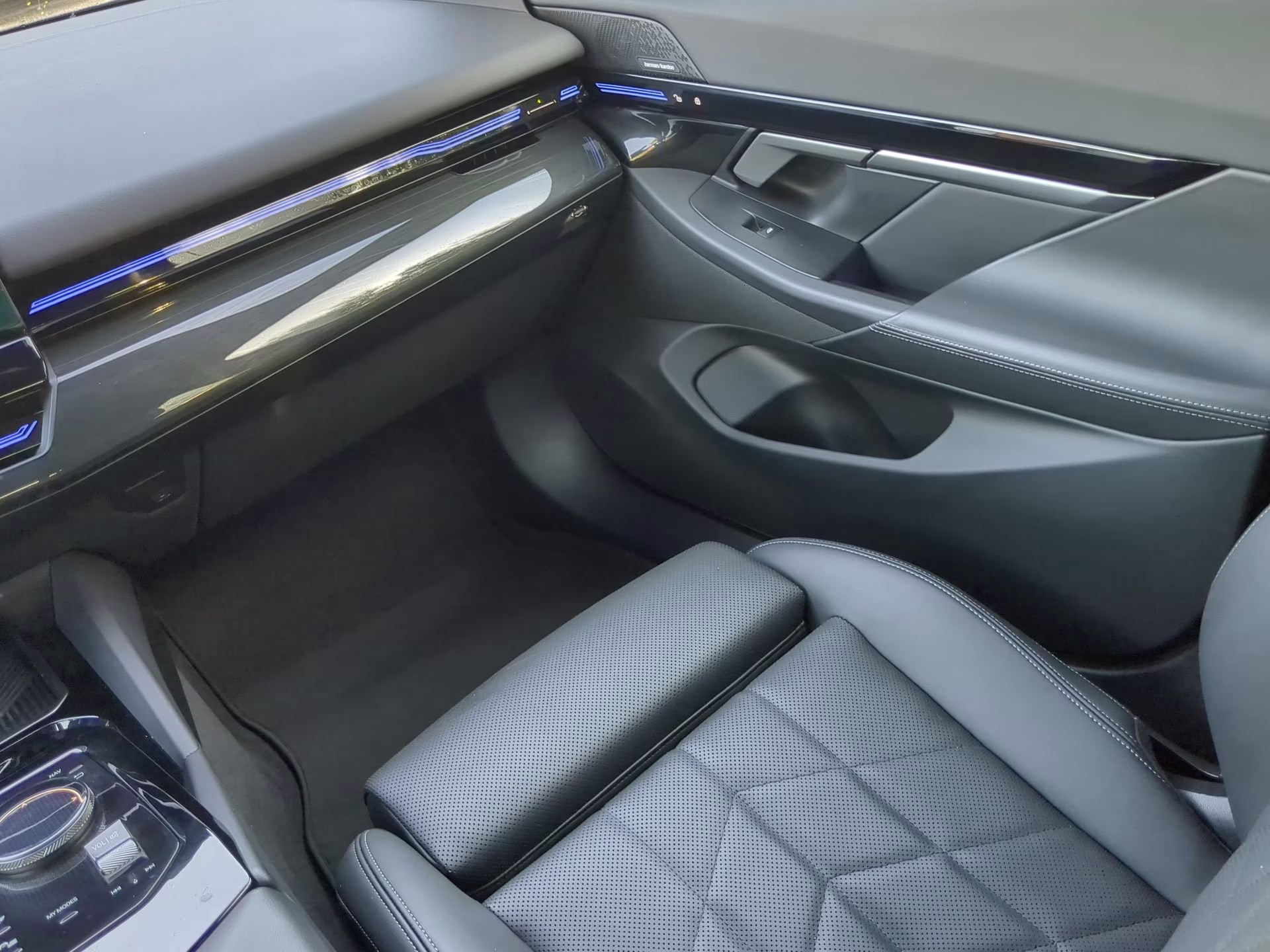 2025 Black Sapphire Metallic BMW 5 Series 530i RWD Sedan