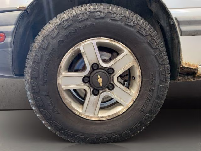 2002 Silver Metallic Chevrolet Tracker Base 4X4 SUV