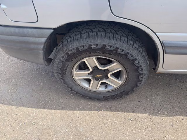 2002 Silver Metallic Chevrolet Tracker Base 4X4 SUV