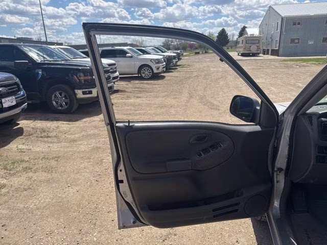 2002 Silver Metallic Chevrolet Tracker Base 4X4 SUV