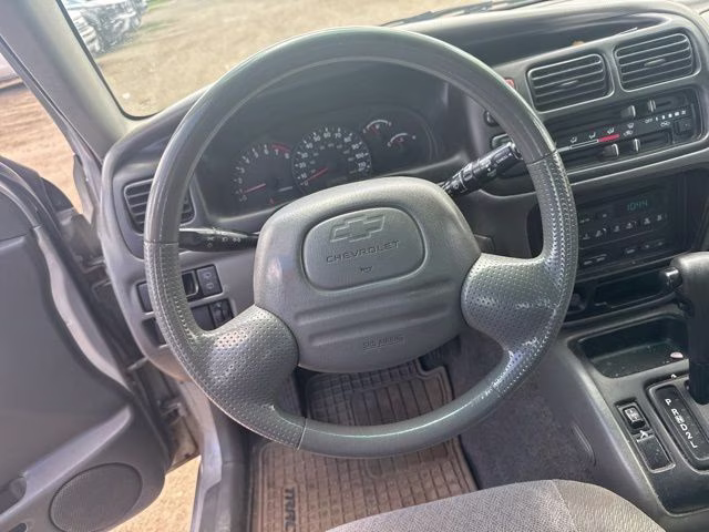 2002 Silver Metallic Chevrolet Tracker Base 4X4 SUV