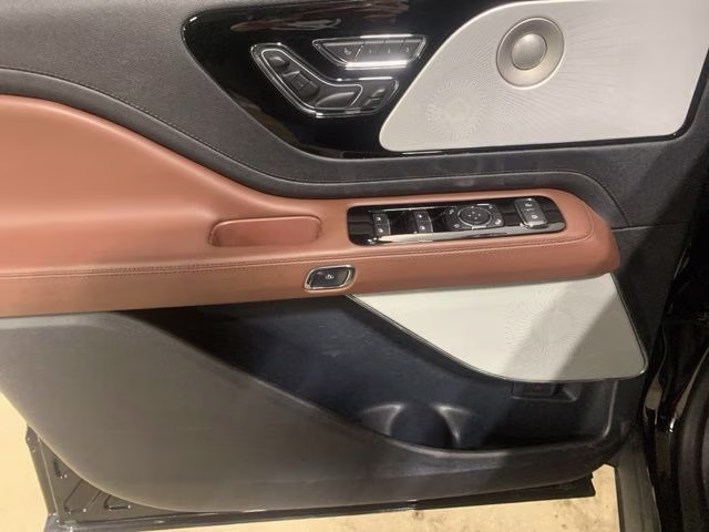 2025 Infinite Black Metallic Clearcoat Lincoln Aviator Reserve AWD SUV