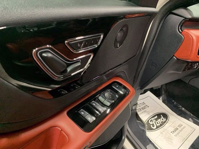 2025 Ceramic Pearl Metallic Tri-Coat Lincoln Aviator Reserve AWD SUV