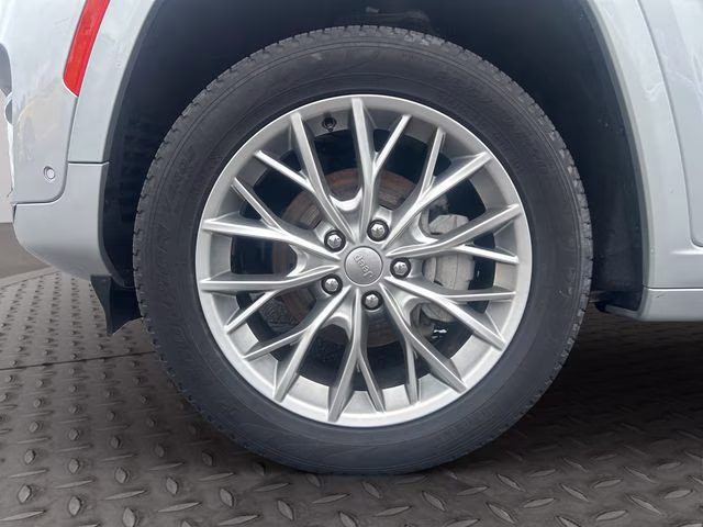 2024 Silver Zynith Jeep Grand Cherokee Summit 4X4 SUV