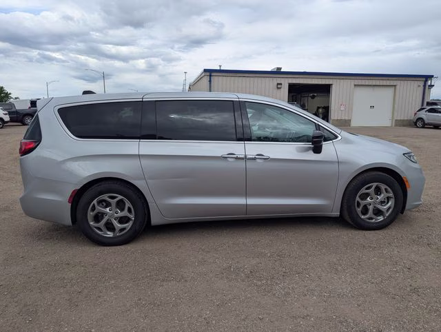 2024 Silver Mist Clearcoat Chrysler Pacifica Limited FWD Van