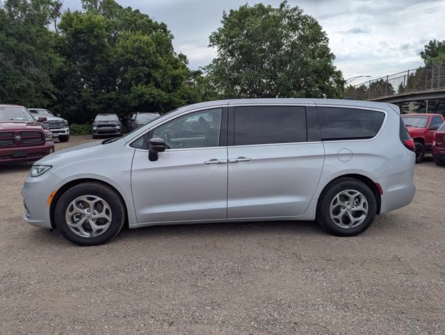 2024 Silver Mist Clearcoat Chrysler Pacifica Limited FWD Van