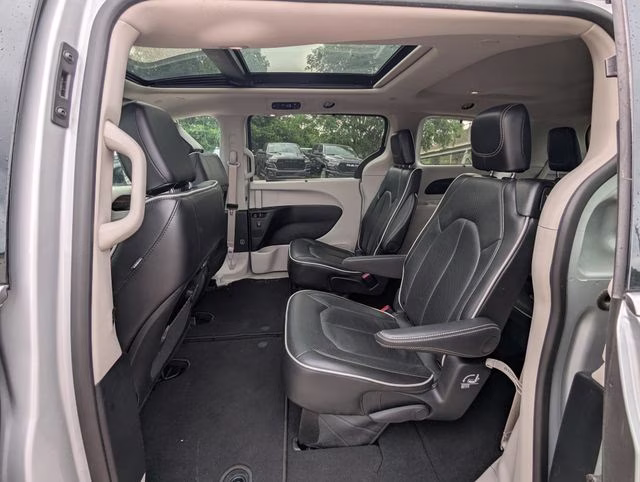 2024 Silver Mist Clearcoat Chrysler Pacifica Limited FWD Van