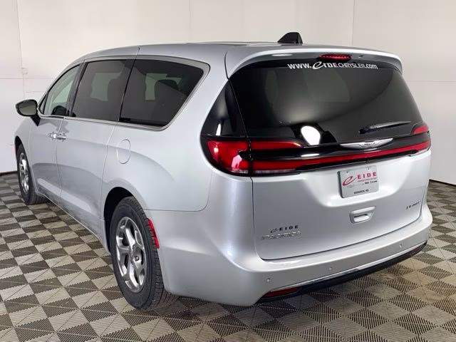 2024 Silver Mist Clearcoat Chrysler Pacifica Limited FWD Van