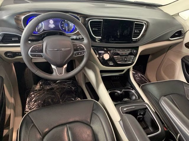 2024 Silver Mist Clearcoat Chrysler Pacifica Limited FWD Van