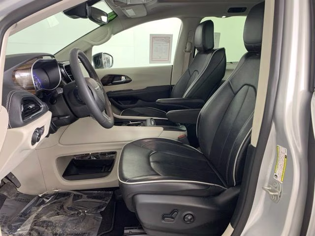 2024 Silver Mist Clearcoat Chrysler Pacifica Limited FWD Van