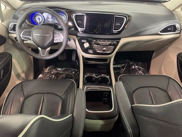 2024 Silver Mist Clearcoat Chrysler Pacifica Limited FWD Van