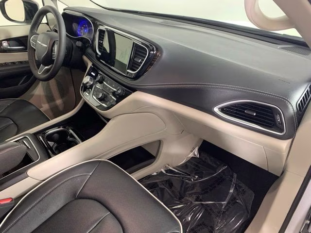 2024 Silver Mist Clearcoat Chrysler Pacifica Limited FWD Van