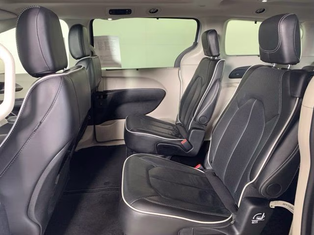 2024 Silver Mist Clearcoat Chrysler Pacifica Limited FWD Van