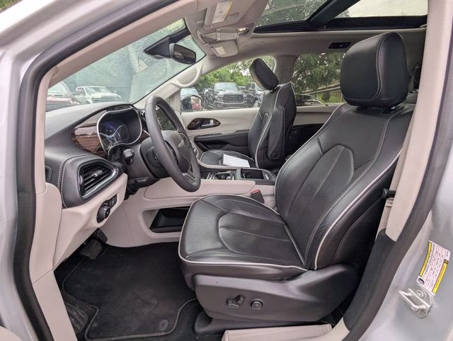 2024 Silver Mist Clearcoat Chrysler Pacifica Limited FWD Van