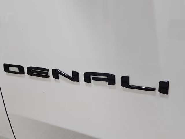 2023 White Frost Tricoat GMC Yukon XL Denali Ultimate 4X4 SUV