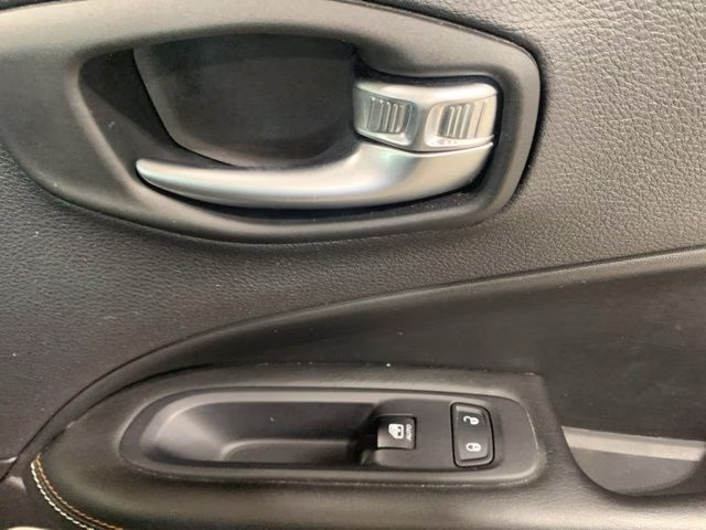 2019 Diamond Black Crystal Pearlcoat Jeep Compass Latitude 4X4 SUV