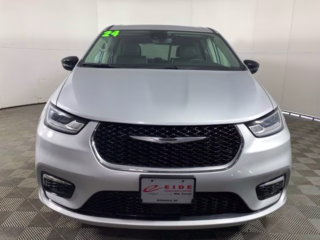 2024 Silver Mist Clearcoat Chrysler Pacifica Limited FWD Van