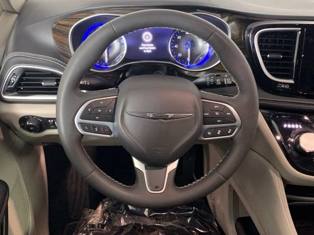 2024 Silver Mist Clearcoat Chrysler Pacifica Limited FWD Van